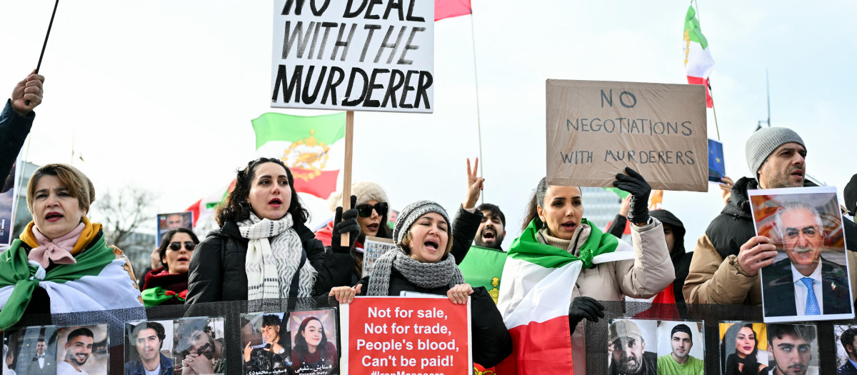 Los manifestantes sostienen carteles y retratos mientras se manifiestan frente a la oficina de las Naciones Unidas antes de las conversaciones nucleares indirectas entre Estados Unidos e Irán en Ginebra