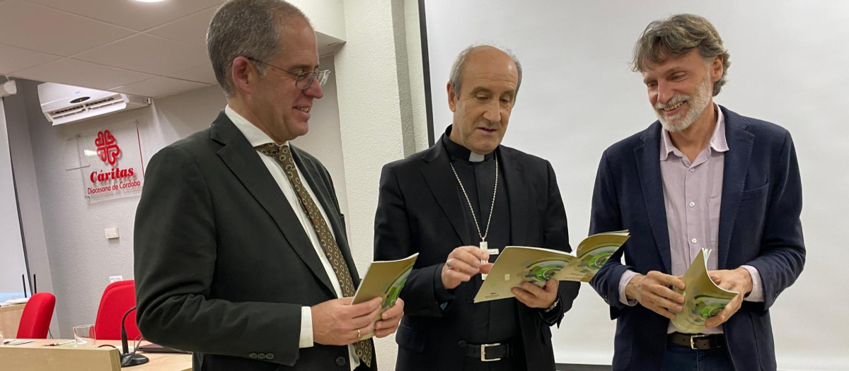 Darío Reina, monseñor Jesús Fernández y Daniel Rodríguez, en la presentación del informe Foessa