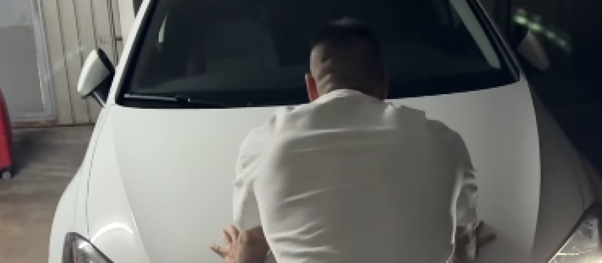 Imagen del vehículo entrando a la plaza de garaje