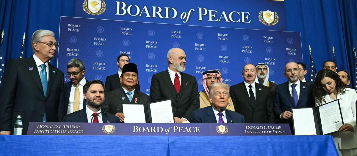 El presidente de EE.UU. Donald Trump acompañado por una treintena de mandatarios durante la primera sesión de la Junta de Paz