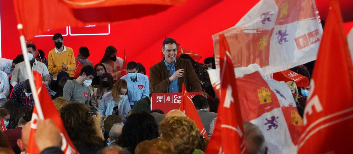Pedro Sánchez, en Valladolid, en 2022, frente al mensaje de "Tudanca, presidente", a quien el CIS daba vencedor de las autonómicas de 2022