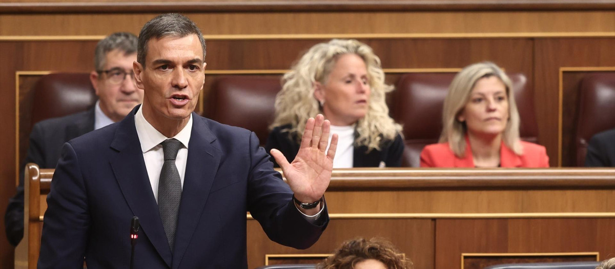 Pedro Sánchez y María Jesús Montero, en la reciente sesión en el Congreso sobre Adamuz.