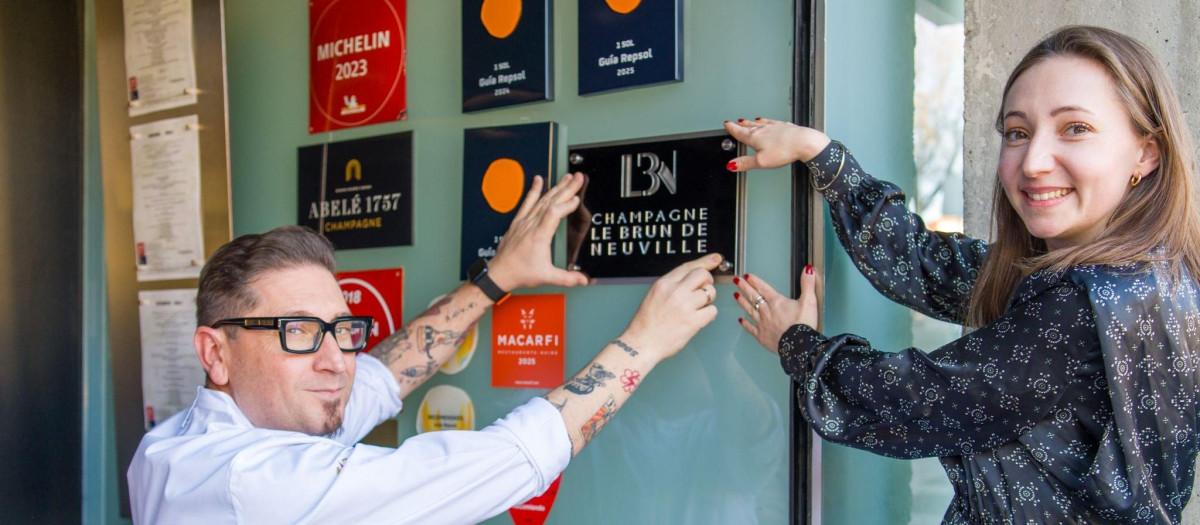 Periko Ortega, junto a responsables de la bodega, poniendo la blanca de 'Brand Ambassador' en la puerta de ReComiendo