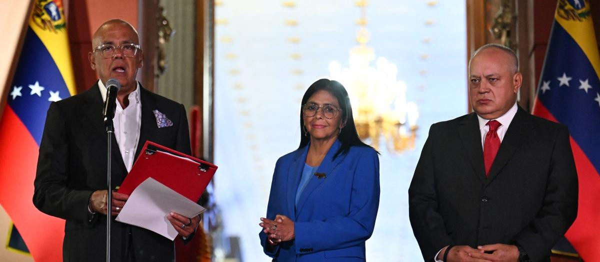 Jorge y Delcy Rodríguez con Diosdado Cabello celebran la aprobación de la ley de Amnistia