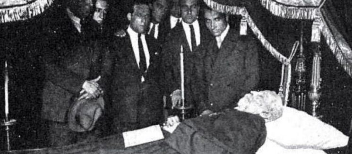 El cadáver de Gaudí, revestido con el hábito negro servita