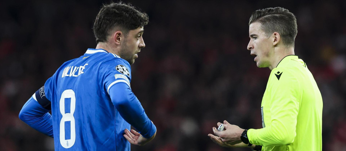 Federico Valverde dialoga con Françoise Letexier en el Benfica - Real Madrid