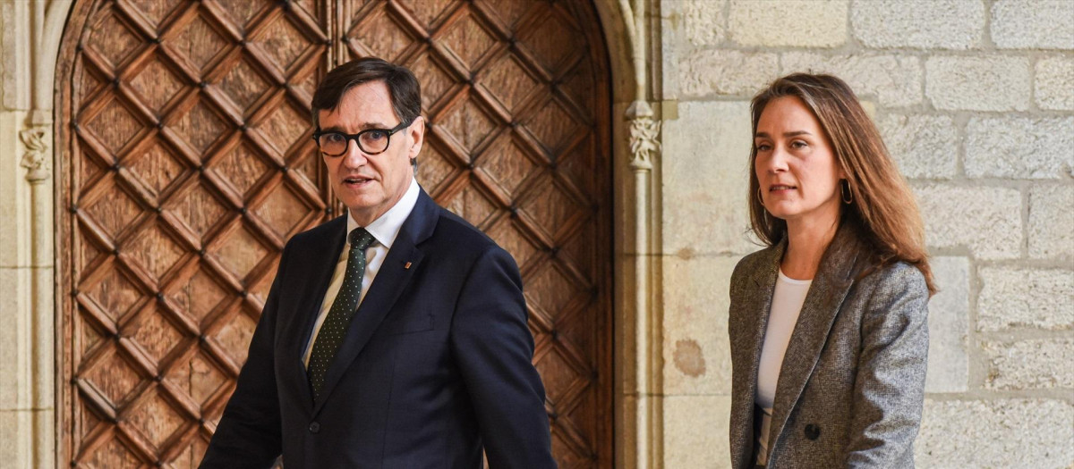 El presidente de la Generalitat, Salvador Illa, y la líder de los Comunes en el Parlament, Jéssica Albiach