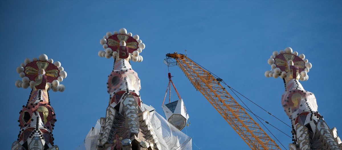 Colocación del brazo superior de la cruz de la torre de Jesucristo, a 20 de febrero de 2026, en Barcelona, Catalunya (España). Este viernes se instala el brazo superior de la cruz de la torre de Jesucristo, la última pieza que completará esta torre central de la Sagrada Familia, un hito que el templo retransmitirá en directo a través de sus redes sociales para compartirlo con la ciudadanía de Barcelona y el público internacional. La cruz alcanzará una altura total de 17 metros y una anchura de 13,5 metros y su inauguración está prevista para el 10 de junio.

Lorena Sopêna / Europa Press
20 FEBRERO 2026;SAGRADA FAMILIA
20/2/2026