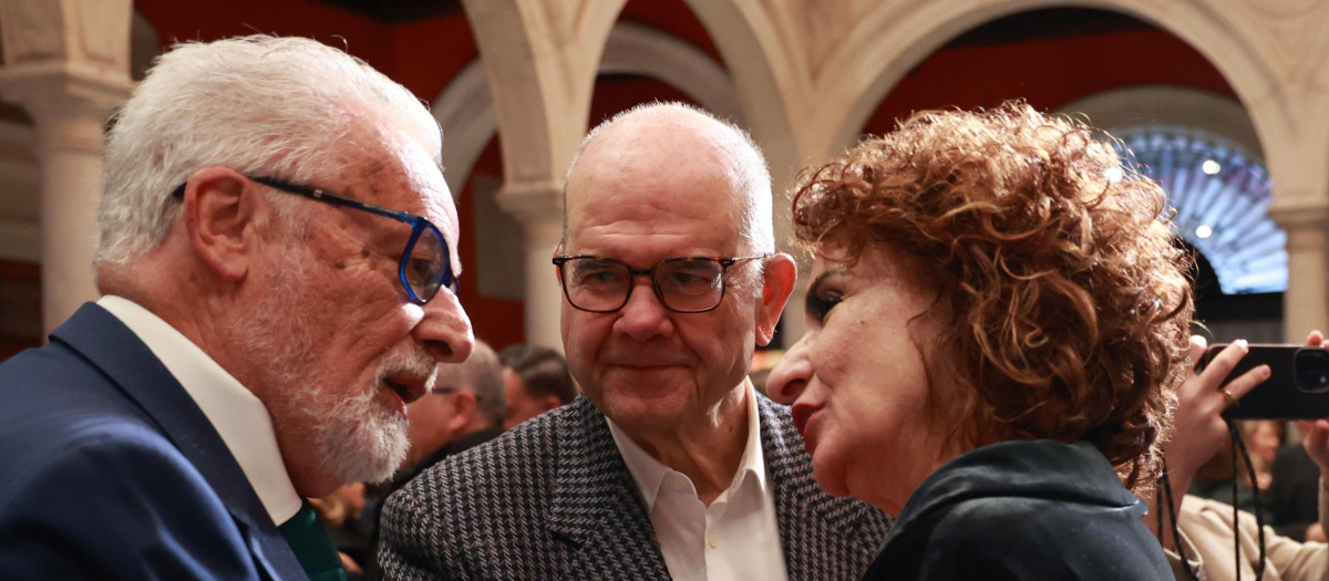 La ministra de Hacienda, María Jesús Montero, saluda al Defensor del Pueblo Andaluz, Jesús Maeztu, y al expresidente andaluz Manuel Chaves