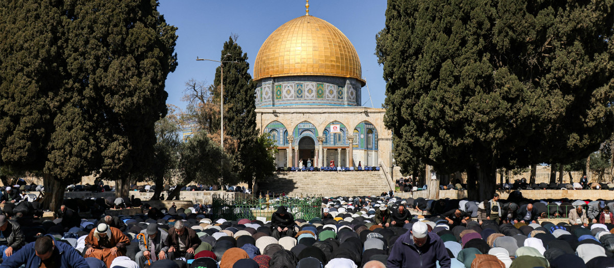 Fieles musulmanes realizan las oraciones del primer viernes del mediodía del mes sagrado de Ramadán cerca del santuario de la Cúpula de la Roca en el recinto de la mezquita de Al-Aqsa en la ciudad vieja de Jerusalén