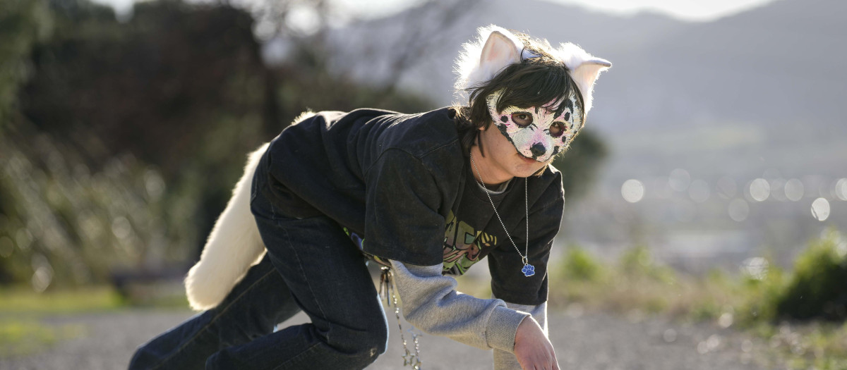 Imagen de un 'therian', personas que aseguran identificarse con animales no humanos y actúan como tal, tapando sus rostros con máscaras, moviéndose a cuatro patas, saltando o reptando, un fenómeno que se ha hecho viral en redes sociales