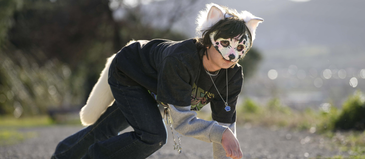 Imagen de un 'therian', personas que aseguran identificarse con animales no humanos y actúan como tal, tapando sus rostros con máscaras, moviéndose a cuatro patas, saltando o reptando, un fenómeno que se ha hecho viral en redes sociales
