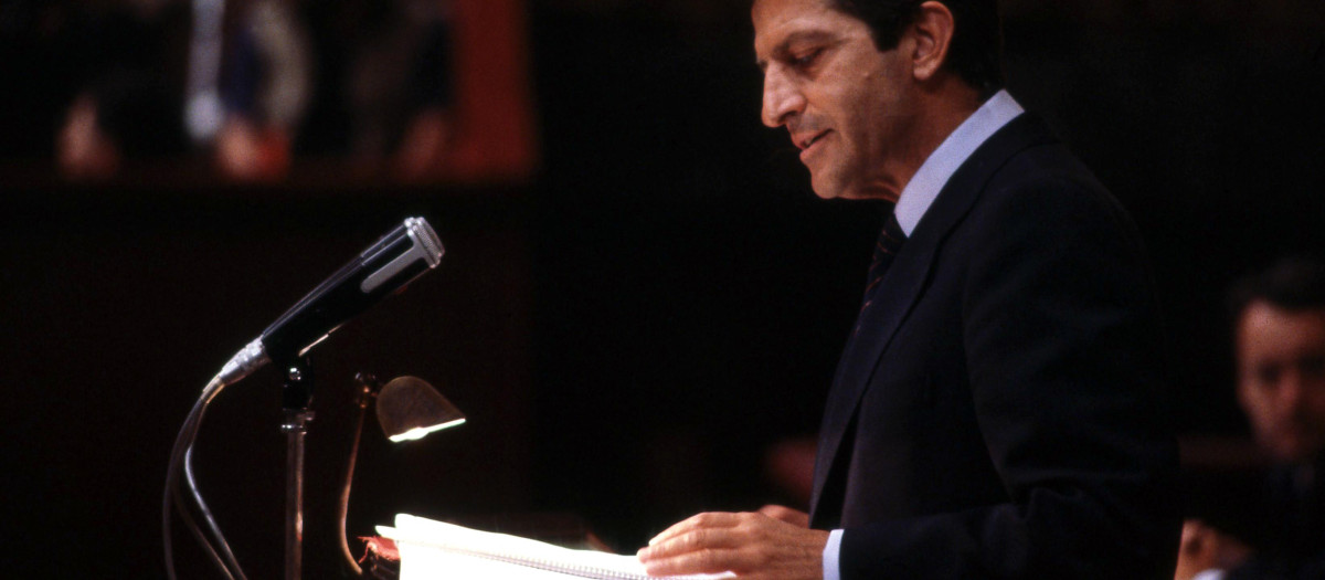 ADOLFO SUAREZ GONZALEZ
POLITICO ESPAÑOL. CEBREROS 1932-2014
PRESIDENTE DEL GOBIERNO DE ESPAÑA AÑOS 1976 AL 1981
EN LA TRIBUNA DEL CONGRESO DE LOS DIPUTADOS AÑO 1986