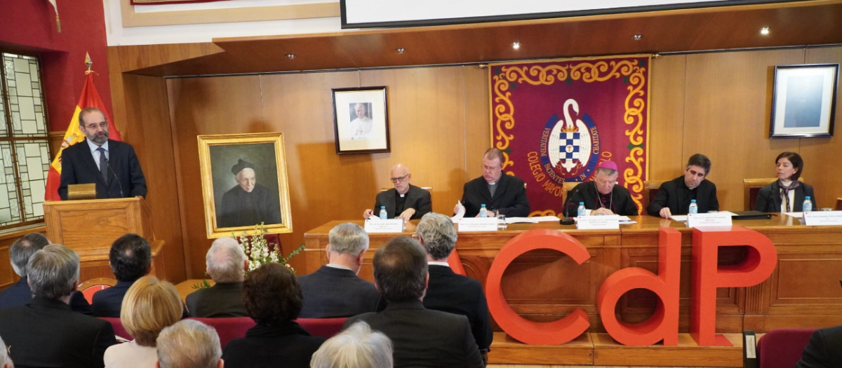 El aula magna del colegio mayor se llenó para el acto de apertura de la causa