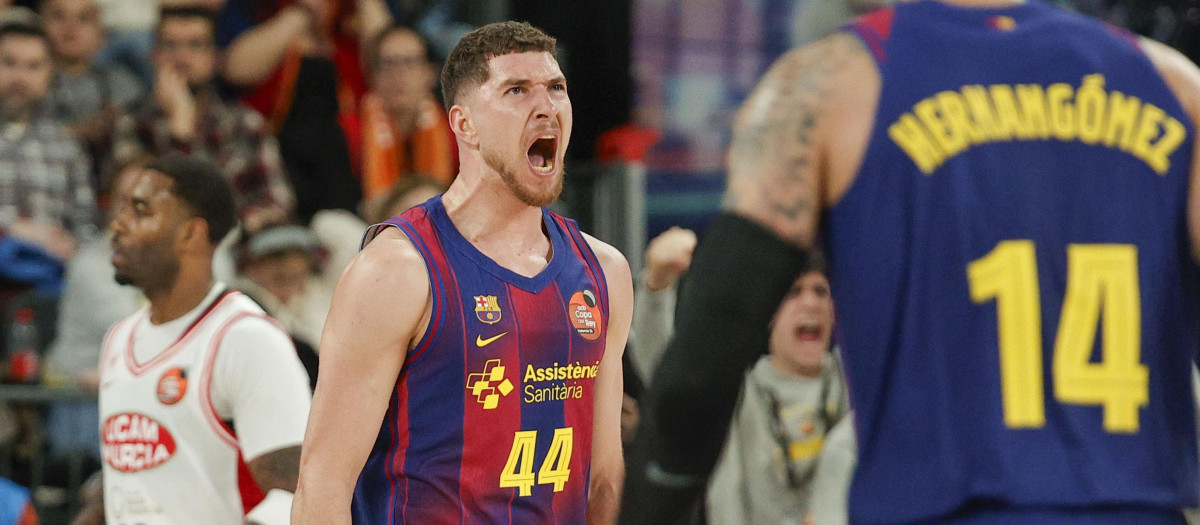 VALENCIA, 20/02/2026.- El alero del FC Barcelona, Joel Parra, celebra una canasta durante el partido de cuartos de final de la Copa del Rey de baloncesto que disputan este viernes frente a UCAM Murcia en el Roig Arena, en Valencia. EFE/Manuel Bruque