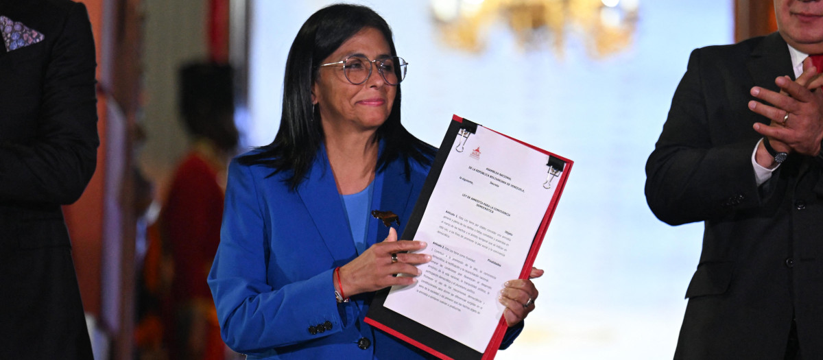 Delcy Rodríguez sostiene el texto de la ley de amnistía