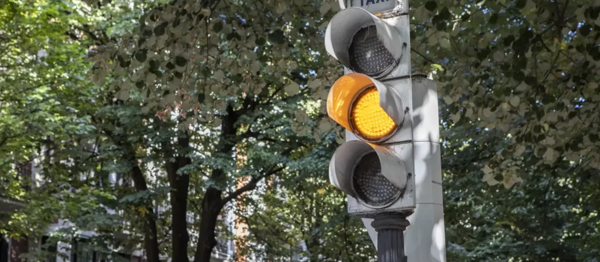 Muchos conductores no saben el significado del color ámbar, especialmente si parpadea