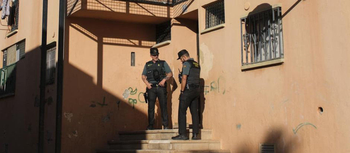 Dos agentes de la Guardia Civil custodian este viernes la entrada de la vivienda donde ocurrió el crimen en el municipio tinerfeño de Arona