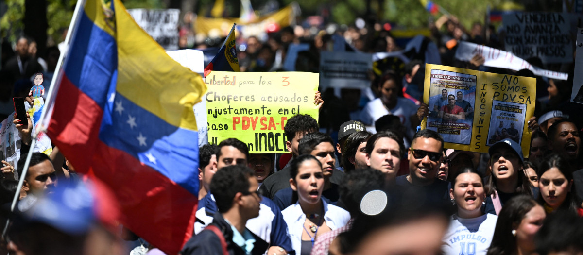 Estudiantes universitarios, opositores al régimen, marchan durante el Día de la Juventud en Caracas