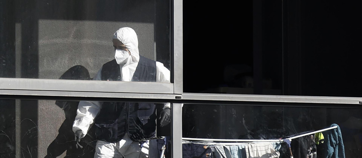 Efectivos de la Policía Judicial de la Policia Foral en el piso donde dos mujeres fueron víctimas, una de ellas asesinada presuntamente por su marido, en un caso de violencia machista y la otra herida de gravedad.