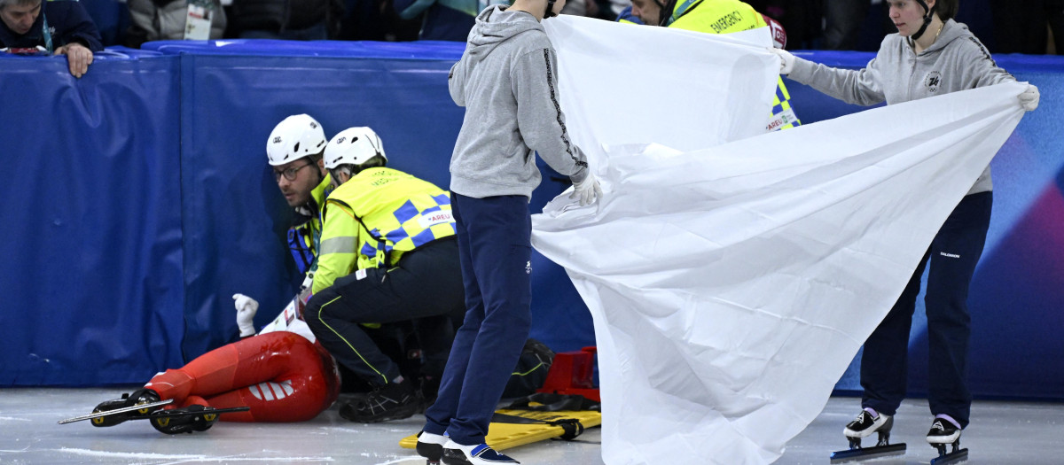 Kamila Sellier atendida tras recibir un corte de una cuchilla en su rostro
