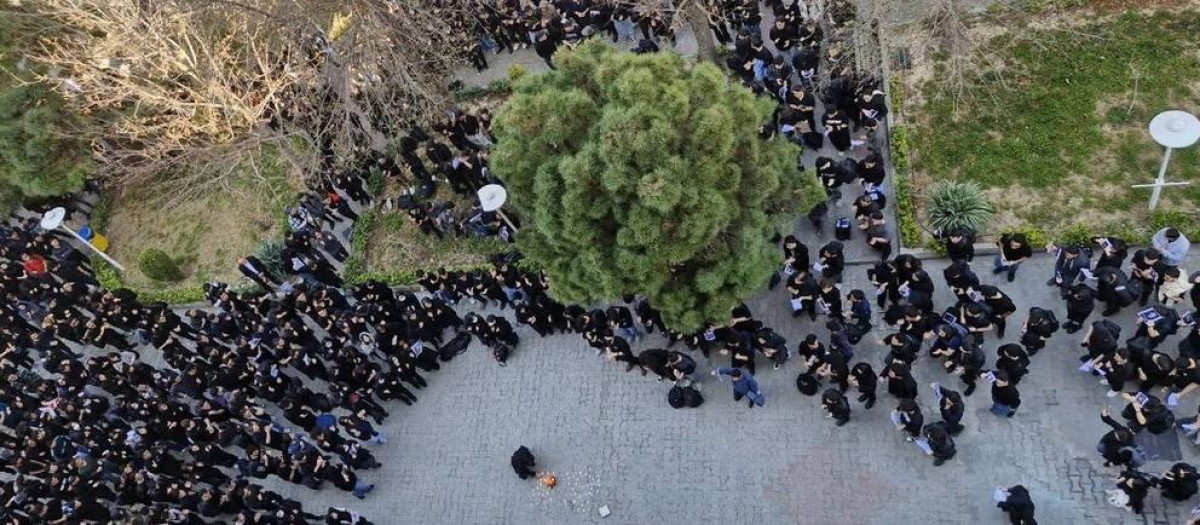 Universitarios iraníes se concentran para conmemorar a sus compañeros asesinados durante las últimas protestas en Irán