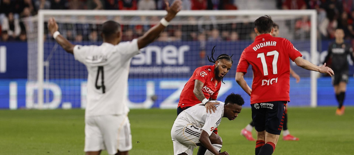 Los jugadores de Osasuna y Real Madrid en El Sadar