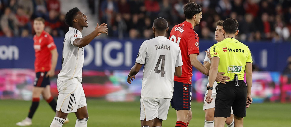 Alejandro Muñiz Ruiz dialoga con los jugadores de Osasuna y Real Madrid