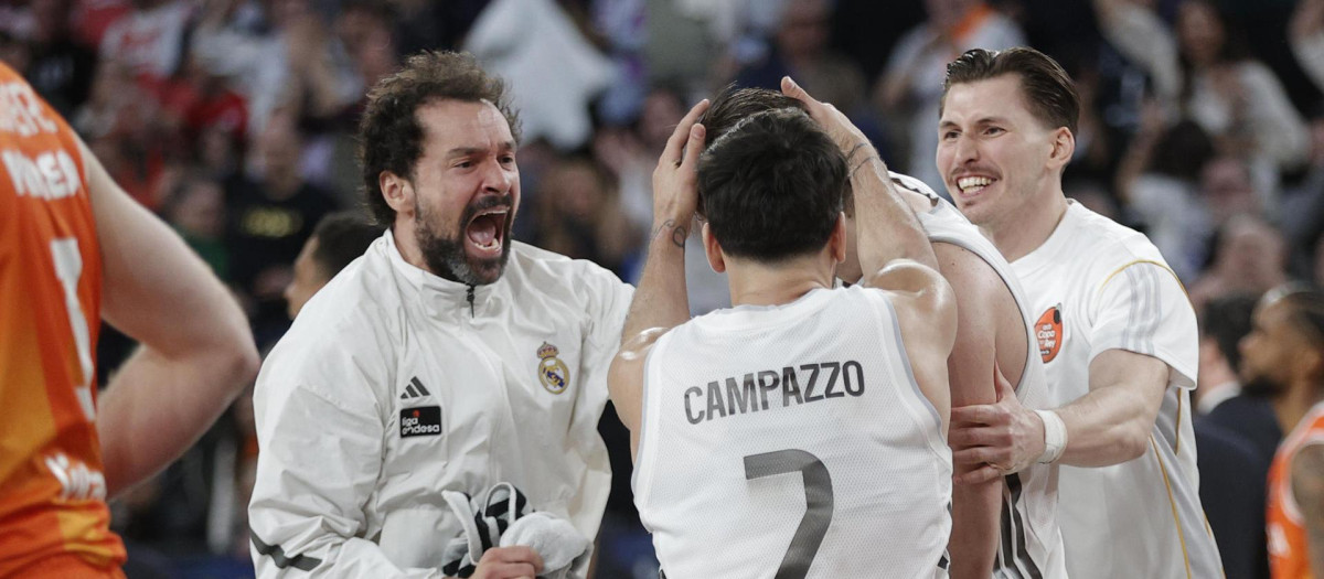 Los jugadores del Real Madrid celebran tras vencer en el partido de semifinales de la Copa del Rey