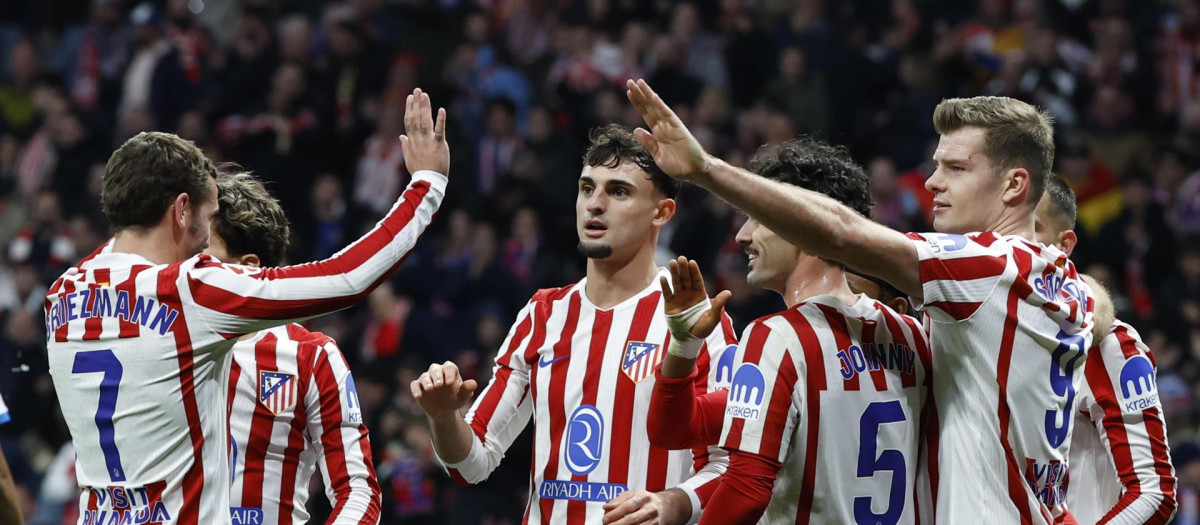 MADRID, 21/02/2026.- El delantero del Atlético de Madrid Alexander Sørloth (d) celebra tras anotar el cuarto gol del equipo durante el partido de la jornada 25 de LaLiga que Atlético de Madrid y RCD Espanyol disputan este sábado en el Metropolitano. EFE/ Chema Moya