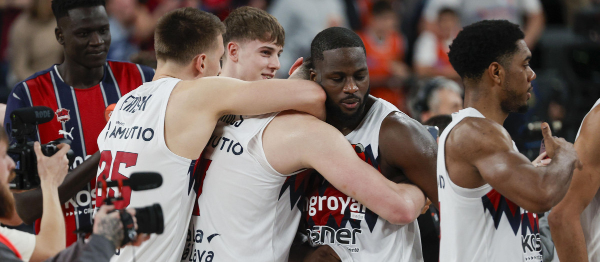 VALENCIA, 21/02/2026.- Los jugadores del Baskonia celebran la victoria al finalizar el partido de semifinales de la Copa del Rey de Baloncesto que Barcelona y Baskonia disputaron este sábado en el Roig Arena, en Valencia. EFE/ Manuel Bruque
