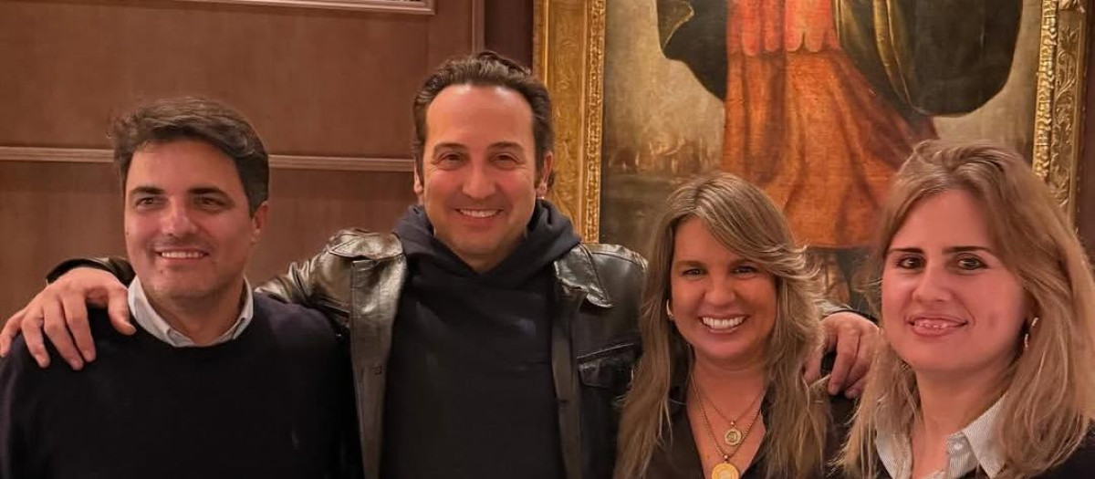 Imagen de Iker Jiménez y Carmen Porter, en el centro, difundida por el restaurante Santa Rita de Valencia