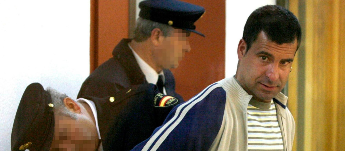El asesino etarra Jon Bienzobas  a su llegada hoy a una sala de la Audiencia Nacional en Madrid para asistir a su juicio por el asesinato el 10 de junio de 1990 en Gecho (Vizcaya) de Rafael San Sebastián
