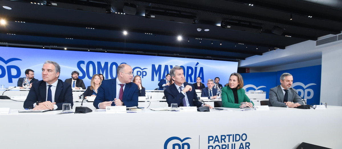 El presidente del PP, Alberto Núñez Feijóo, con parte de su equipo