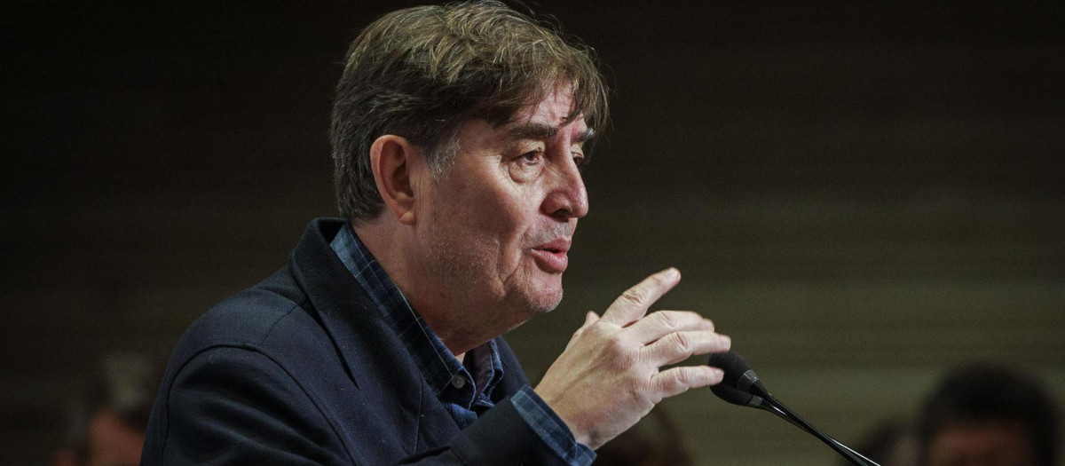 El director del Instituto Cervantes, Luis García Montero, da un discurso para presentar a la vicepresidenta primera y ministra de Hacienda, María Jesús Montero, que protagoniza un desayuno informativo este viernes en la Fundación Cajasol en Sevilla. EFE/ Julio Muñoz