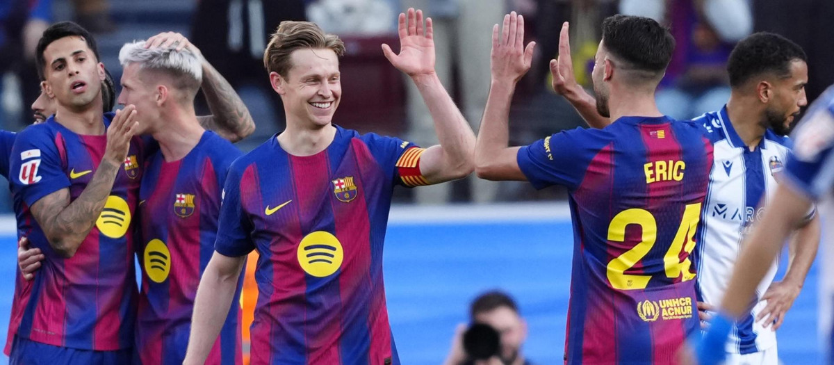 Los jugadores del Barcelona celebran el gol de Frenkie de Jong