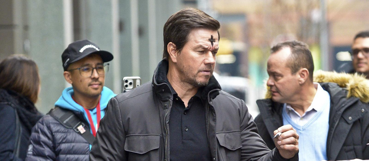 Mark Wahlberg con la cruz de ceniza en la frente el pasado miércoles de ceniza en Nueva York