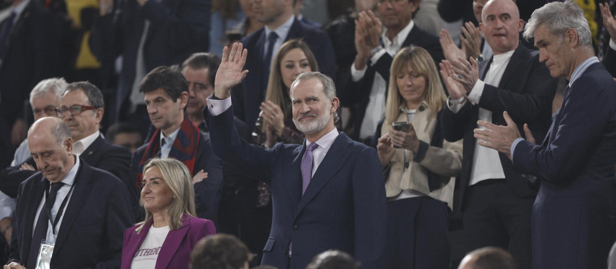 El Rey Felipe VI saluda antes del inicio de la final de la Copa del Rey de baloncesto