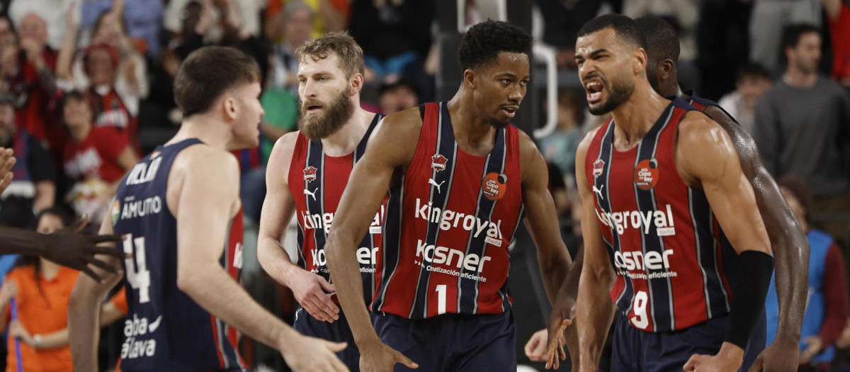 Los jugadores del Baskonia celebran una canasta durante la final de la Copa del Rey ante el Real Madrid