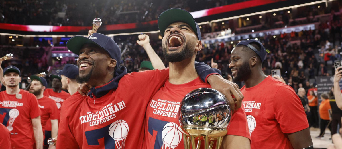 Los jugadores del Baskonia celebran su victoria en la final de la Copa del Rey