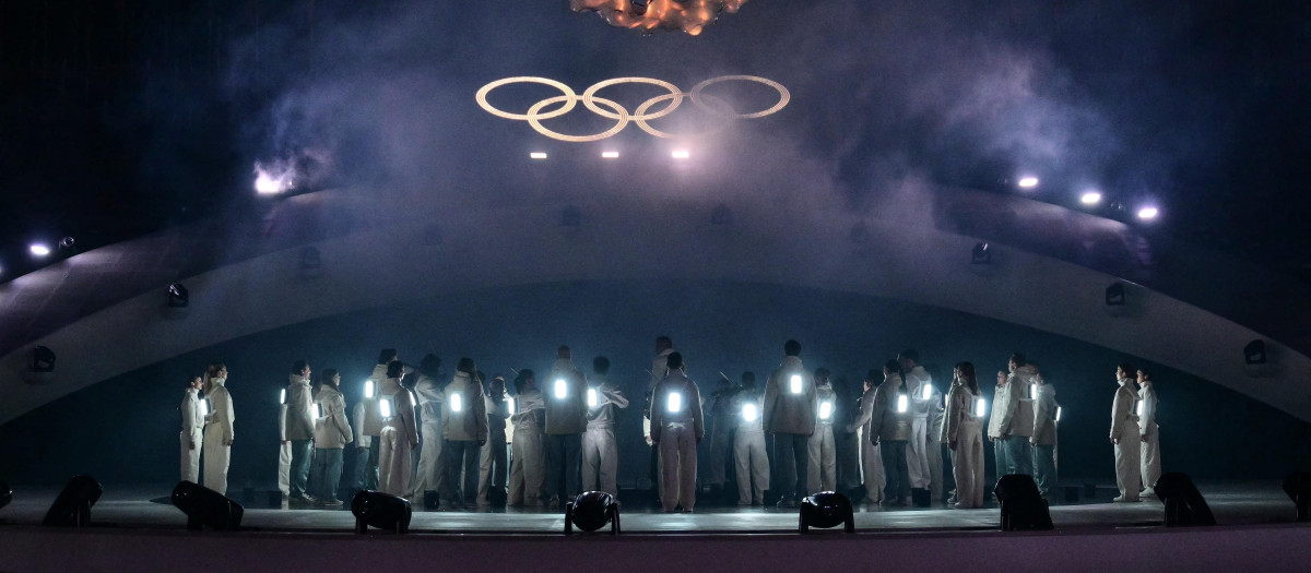 Musicians, choir members and athletes perform during the flag handover ceremony at the closing ceremony of the Milano Cortina 2026 Winter Olympic Games at the Verona Arena in Verona, northern Italy, on February 22, 2026. (Photo by Stefano RELLANDINI / AFP)