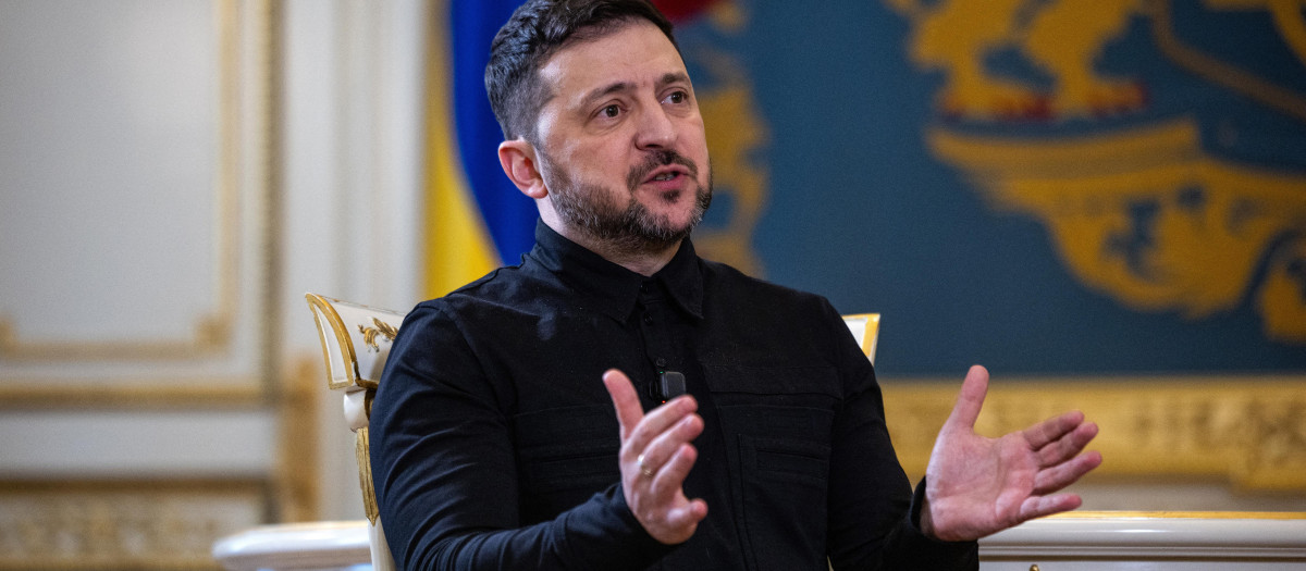 El presidente de Ucrania, Volodimir Zelenski, responde a las preguntas de los periodistas de AFP durante una entrevista en Kiev