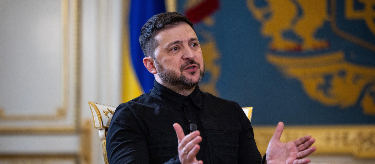 El presidente de Ucrania, Volodimir Zelenski, responde a las preguntas de los periodistas de AFP durante una entrevista en Kiev