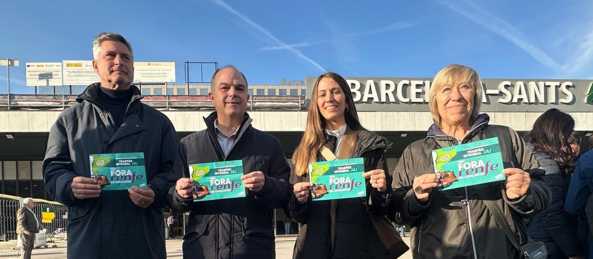 Jordi Turull (el segundo por la izquierda), este lunes frente a la estación de Sants