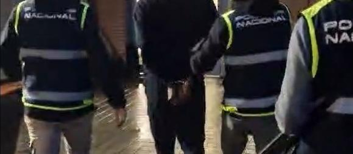 Imagen de la detención de los tres acusados de robar y amordazar en viviendas de Castellón