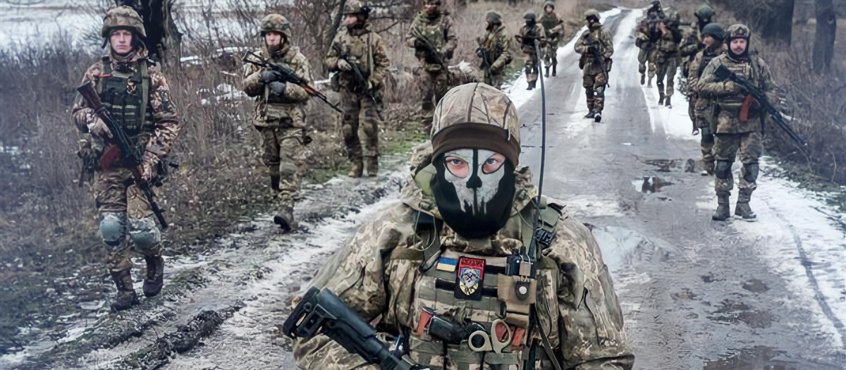 Militares ucranianos caminan por la carretera hacia su base cerca del frente en la región de Donetsk, febrero de 2023