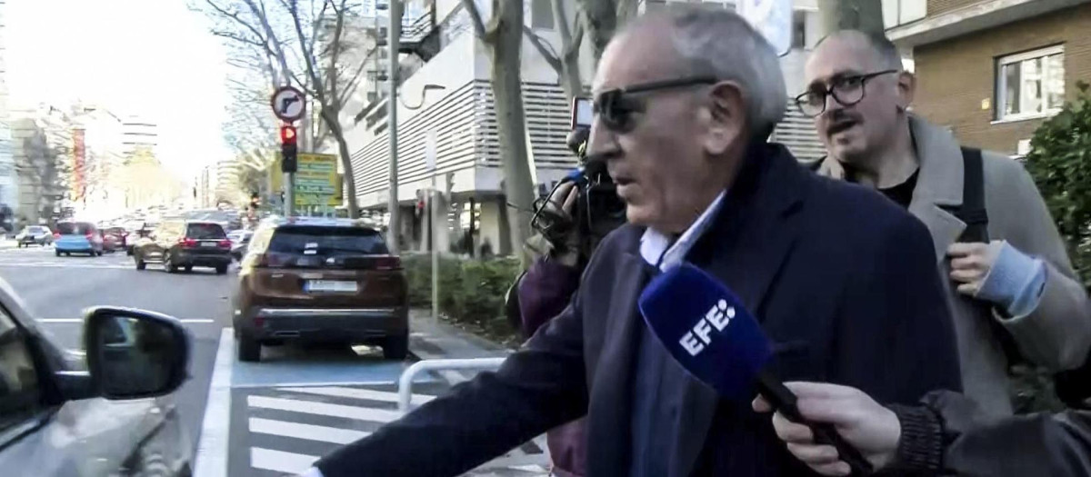 José Ángel González, ex DAO de la Policía, a la salida de su domicilio