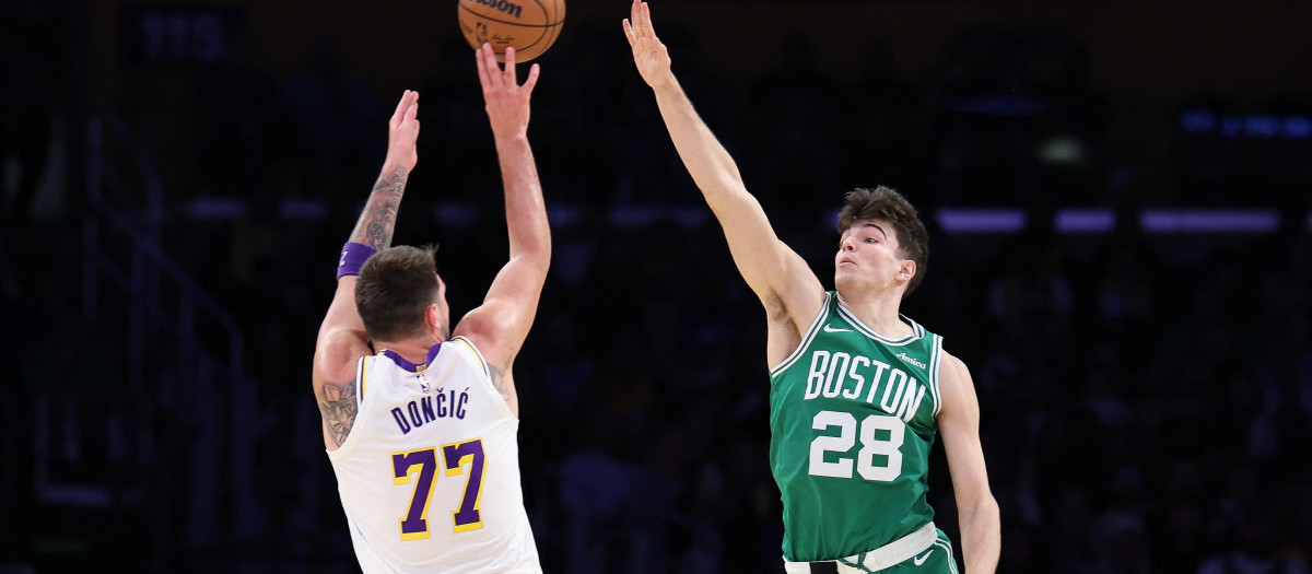 Hugo González intenta bloquear un tiro a Luka Doncic