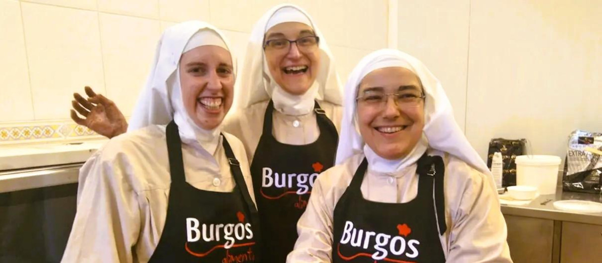 Sor Paz y sor Adriana (centro y derecha), las monjas que han sido readmitidas en la Iglesia católica