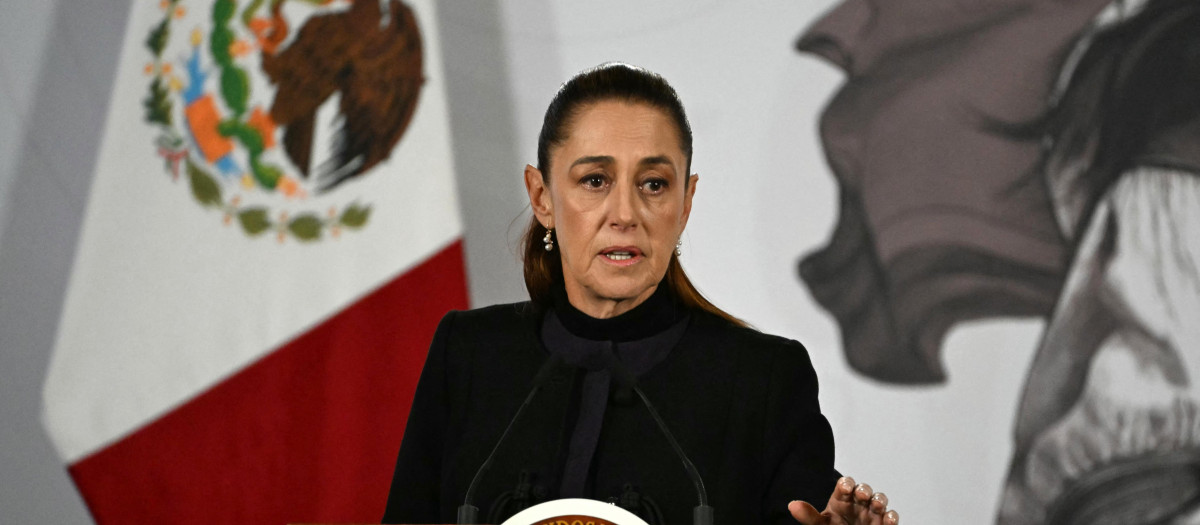La presidenta de México, Claudia Sheinbaum, habla durante su conferencia de prensa diaria en el Palacio Nacional en la Ciudad de México
